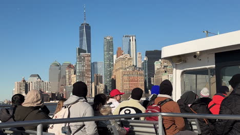 El-Centro-De-Manhattan,-Nueva-York,-Desde-Los-Asientos-Del-Ferry-Que-Viaja-Hacia-La-Ciudad.