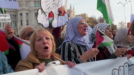 Demonstranten-Skandieren-Und-Rufen-Slogans-Während-Eines-Solidaritätsmarsches-Für-Palästina