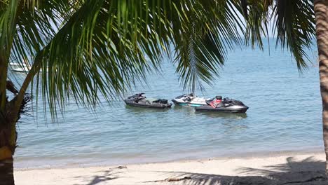 Ruhe-Am-Strand,-Sea-Doo,-Sea-Doo,-Brp,-Jetski,-Wasserscooter,-Wasserfahrzeug