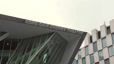 Gastafel,-Energietheater,-Moderne-Gebäudefassade-Und-Inschrift