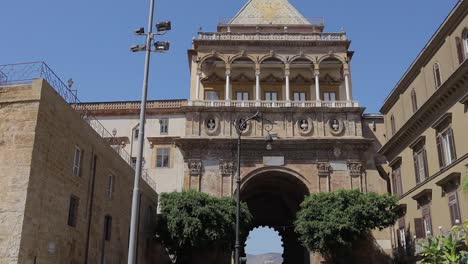 Ein-Altes-Historisches-Kuppelgebäude-In-Palermo