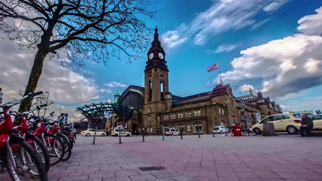 Time-lapse-of-people-in-front-of-the-Hamburg-Central-Station,-spring-day-in-Germany