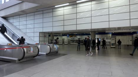 Los-Viajeros-Y-Las-Personas-Que-Utilizan-Las-Escaleras-Mecánicas-De-La-Salida-4-En-La-Estación-De-Tottenham-Court-Road