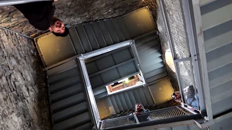 Tres-Personas-Subiendo-Escaleras-A-La-Torre-De-San-Miguel-En-El-Museo-De-Dublín