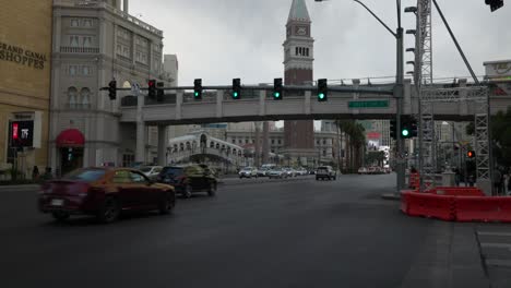 Vista-De-La-Calle-A-Nivel-Del-Suelo-Del-Bulevar-De-Las-Vegas-En-La-Intersección-Fuera-Del-Complejo-Veneciano