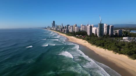 Vista-Aérea-En-Movimiento-Hacia-Adelante-Sobre-La-Playa-Principal-Mirando-Al-Sur-Hacia-Surfers-Paradise,-Gold-Coast,-Australiaia