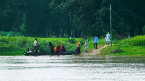 Dorfbewohner-überqueren-Einen-Fluss-In-Einem-Holzboot-Im-Ländlichen-Bangladesch