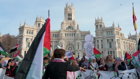 Demonstranten-Versammeln-Sich-Und-Rufen-Slogans-Während-Eines-Solidaritätsmarsches-Für-Palästina-Vor-Dem-Gebäude-Der-Bank-Von-Spanien-In-Madrid-Und-Fordern-Ein-Ende-Des-Krieges-Im-Gazastreifen