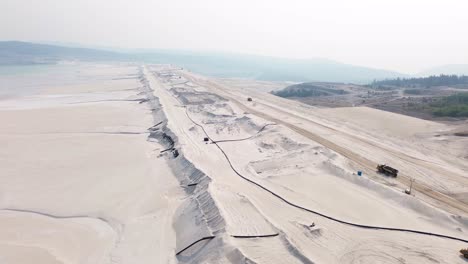 Un-Dron-Aéreo-Revela-El-Mirador-Del-Estanque-De-Relaves-De-La-Mina-De-Cobre-Del-Valle-De-Las-Tierras-Altas-Sobre-Terreno-Arenoso-Y-El-Paisaje-Circundante,-Canadá