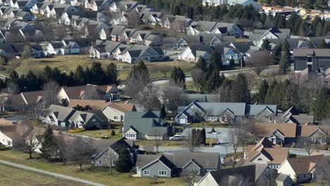 Beautiful-idyllic-residential-area-in-America-at-sunny-day