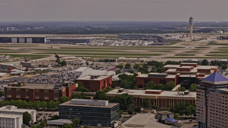 Atlanta,-Georgia,-Luftaufnahme-Eines-V951-Drohnenüberflugs-über-Hapeville,-Der-Den-Hartsfield-Jackson-International-Airport-Und-Das-Campusgelände-Des-Delta-World-Hauptsitzes-In-Atlanta-Einfängt-–-Aufgenommen-Mit-Mavic-3-Pro-Cine-–-Mai-2023