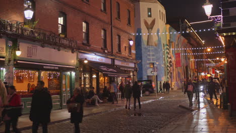 Noche-Pintoresca-Y-Concurrida-Calle-De-Dublín-Con-Tiendas-Y-Puestos-A-Ambos-Lados-De-La-Calle-En-Irlanda