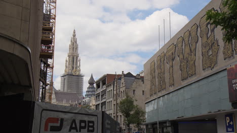 El-Mural-Barroco-Que-Presenta-La-Catedral-De-Nuestra-Señora-Como-Telón-De-Fondo-En-Amberes,-Bélgica---De-Cerca