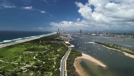 Amplia-Gama-De-Espacios-Verdes-Abiertos,-Playas-Para-Practicar-Surf,-Canales-Y-Horizontes-Urbanos-Icónicos-De-La-Costa-Dorada,-Queensland,-Australia.