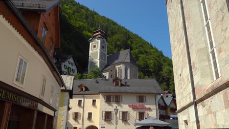 Hallstatt-Kirche-Mit-Bergpanorama