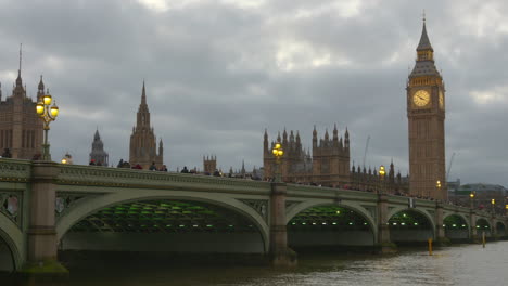 Schwenkaufnahme-Der-Prächtigen-Westminster-Bridge-über-Der-Themse-In-London-Am-Späten-Nachmittag-An-Einem-Bewölkten-Tag