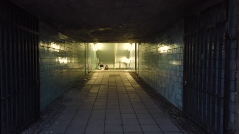 Entrada-Del-Metro-En-Estocolmo,-Suecia,-Con-Dos-Personas-Acercándose-A-G.