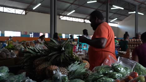 El-Vendedor-Del-Mercado-Está-Poniendo-La-Piña-En-Su-Puesto.