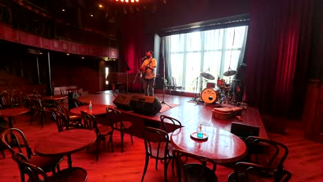 Indischer-Mann-Singt-Und-Spielt-Gitarre-Auf-Der-Bühne-In-Der-Piano-Man-Bar,-32.-Meilenstein,-Gurgaon