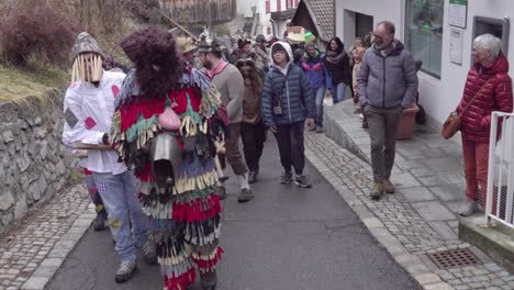 El-Desfile-De-Carnaval-De-Stilzer-Pfluagziachn-En-Stilfs---Stelvio,-Tirol-Del-Sur,-Italia