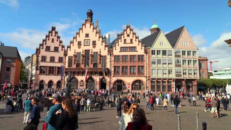 Un-Importante-Lugar-De-Reunión-Desde-El-Siglo-XV-Y-Sede-De-Bulliciosos-Mercados-Y-Festivales,-La-Plaza-Römerberg-Es-Conocida-Por-Su-Arquitectura-Patrimonial-Y-Por-Ser-La-Sede-Del-Gobierno-Local.