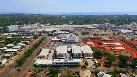 Drone-Aéreo-Del-Pueblo-Comercial-Casuarina-Darwin-Territorio-Del-Norte-De-Australia-Mientras-Los-Autos-Conducen-Por-La-Bulliciosa-Calle,-Retrocediendo