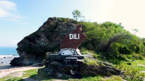 Paisaje-Escénico-Del-Hito-De-Dili-Rock-En-Un-Popular-Sitio-De-Buceo-Con-Océano-Y-Playa-De-Arena-Blanca-En-La-Ciudad-Capital-De-Timor-Oriental,-Sudeste-Asiático