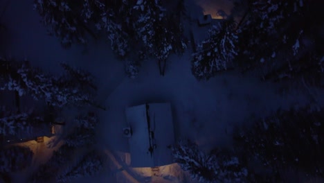 Drohnenansicht-Der-Schneebedeckten-Berge-Von-Banff,-Kanada-Im-Winter