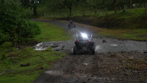 Vehículo-Todo-Terreno,-Recorrido-Lado-A-Lado-Por-La-Selva-Tropical,-Río,-Costa-Rica