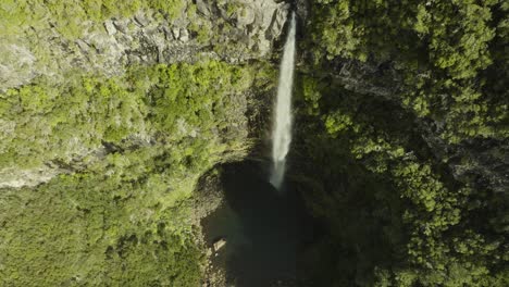 Vista-De-Pájaros-Foto-De-Una-Larga-Cascada-En-Un-Bosque