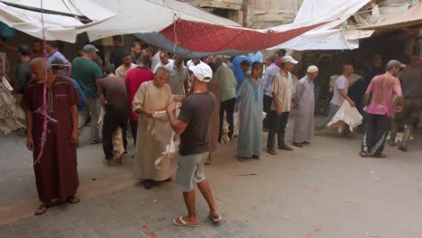 Gründliche-Lederauswahl-Und-Verhandlung-Zwischen-Verkäufer-Und-Käufer-Auf-Dem-Lokalen-Marktplatz-In-Fes,-Marokko