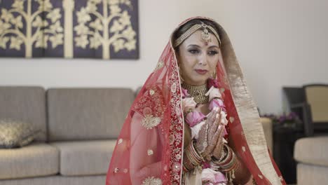 Die-Strahlende-Indische-Braut-Geschmückt-In-Ihrem-Brautkleid-Vor-Ihrem-Hochzeitstag---Nahaufnahme