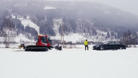Pistenraupe-Schleppt-Auto-Aus-Schneewehe,-Drift-Event-Unfall-Auf-Longier-Rennstrecke