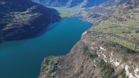 Amden-Weesen-Schweiz-Seeblick-Nach-Oben-Kippen,-Um-Touristendorf-In-Den-Bergen-Zu-Sehen