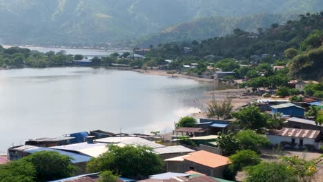 Vista-Cercana-De-Casas-Comunitarias-En-Tasitolu-Enclavadas-En-El-Borde-De-Las-Aguas-De-Los-Humedales,-Lagos-Salinos-En-La-Ciudad-Capital-De-Timor-Oriental,-En-El-Sudeste-De-Asia.