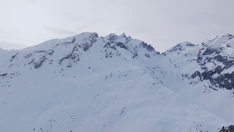 Drohnenansicht-Der-Schneebedeckten-Bergkette-Silhouette-Sonnenaufgang-Luftaufnahme