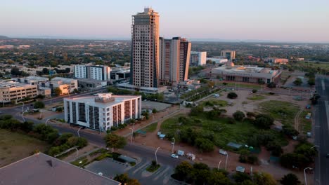 Toma-Aérea-Del-CDB-Que-Establece-El-Edificio-Más-Emblemático-De-Botswana:-Itowers