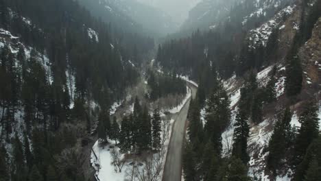 Straße-Durch-Kiefernwälder-Auf-Schneebedeckten-Bergen-Im-American-Fork-Canyon-Im-Winter