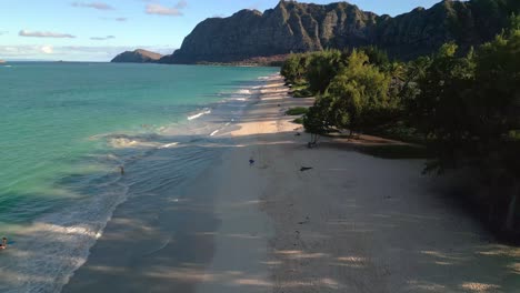 Largo-Tramo-De-Playa-De-Arena-Blanca-En-La-Isla-De-Oahu,-Hawaii---Toma-Aérea-De-Drones