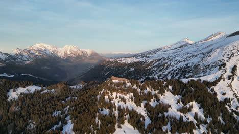 Amden-Weesen-Suiza-El-Sol-Se-Pone-En-El-Valle-De-Las-Montañas-En-Los-Alpes