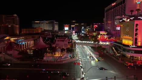 Vista-Aérea-Volando-Bajo-Sobre-Las-Vallas-De-Luz-F1-En-El-Strip,-Noche-En-Las-Vegas