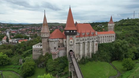 Castillo-De-Hunedoara-Corvin,-Una-Atracción-Turística-En-Transilvania,-Rumania---Círculos-Aéreos-4k