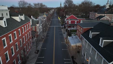 Vista-Aérea-De-Pájaro-Sobre-La-Calle-Principal-De-Una-Pequeña-Ciudad-Americana.