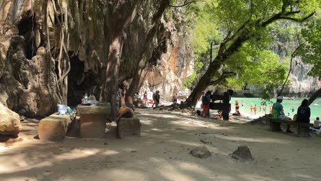 Gente-Relajándose-A-La-Sombra-De-Un-árbol-Exótico-En-La-Isla-De-Hong,-Krabi,-Tailandia,-Asia