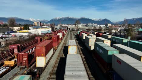 Volando-Sobre-Contenedores-Intermodales-En-Tren-De-Carga-En-Vancouver,-BC,-Canadá