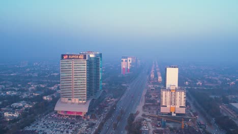 Vista-Del-Centro-Comercial-Centaurus-En-Islamabad,-Durante-El-Invierno-Por-La-Noche-Con-Una-Densa-Niebla,-Islamabad,-Pakistán