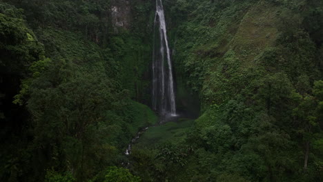 Vista-Aérea-Sobre-La-Cascada-Tiu-Sekeper-En-La-Isla-De-Lombok,-Indonesia