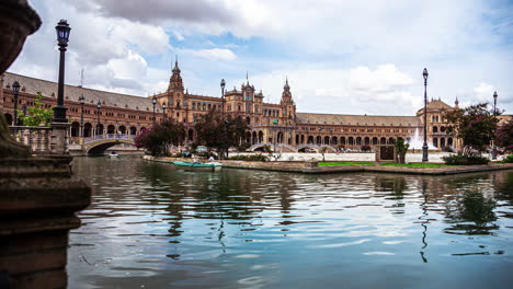 Zeitraffer-Der-Plaza-De-España-Mit-Booten-Auf-Dem-Wasser-Und-Der-Umgebenden-Historischen-Architektur-In-Spanien