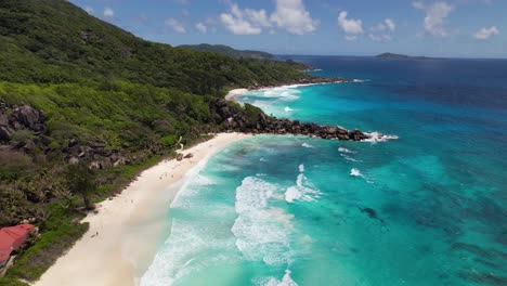 Esta-Playa-Paradisíaca-En-Las-Seychelles-También-Se-Utiliza-Como-Fondo-De-Ventanas.
