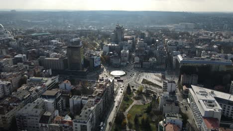 Vista-Aérea-Del-Centro-De-Belgrado,-Serbia,-Plaza-Y-Rotonda-De-Slavija,-Edificios-Y-Tráfico,-Disparo-De-Drone